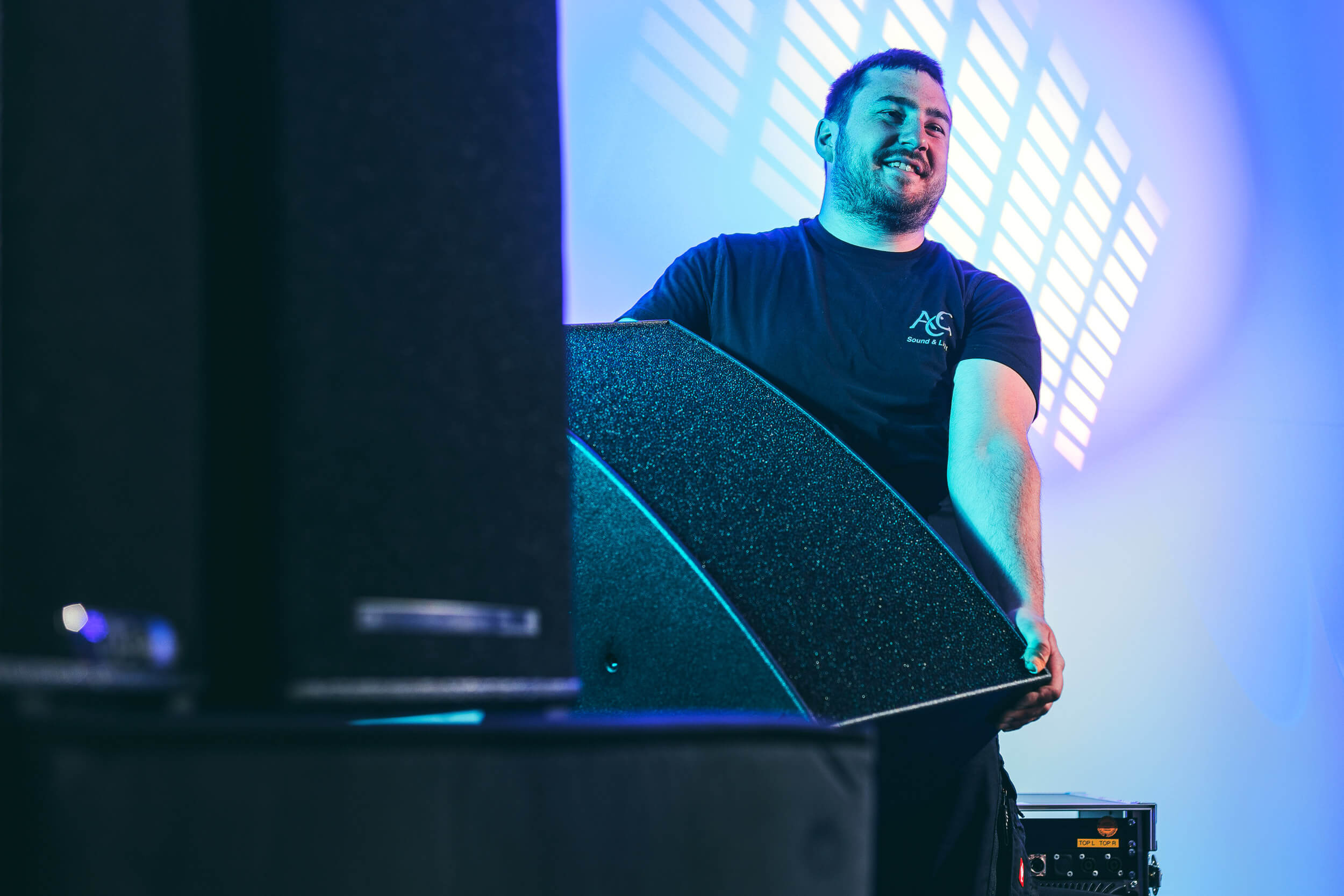 Ein Mann trägt eine Box