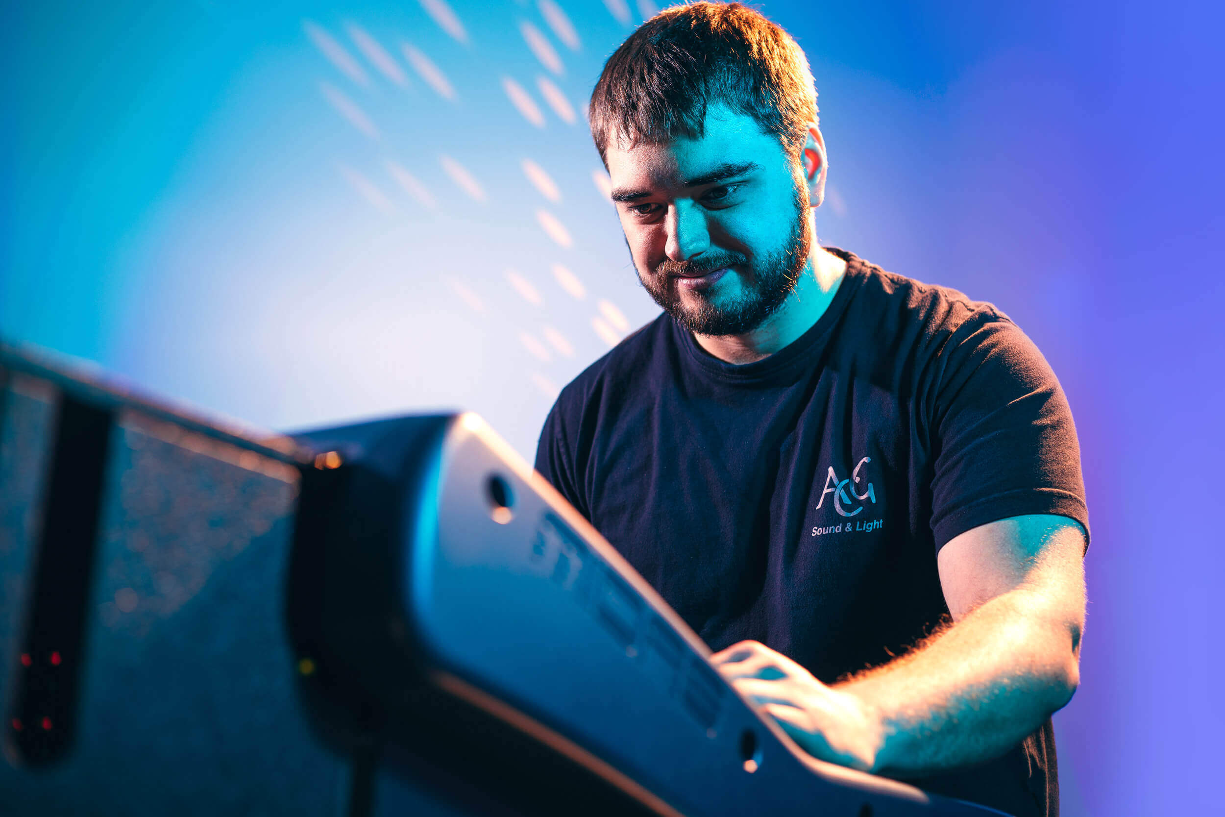 Ein Mann bedient mischt ein Video am Mischpult