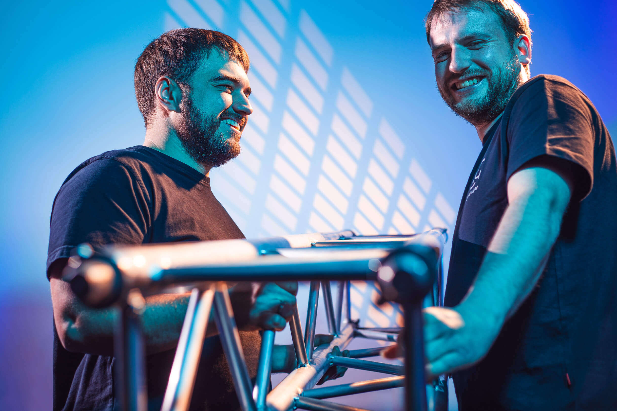 Eine Traverse wird von zwei Männern getragen